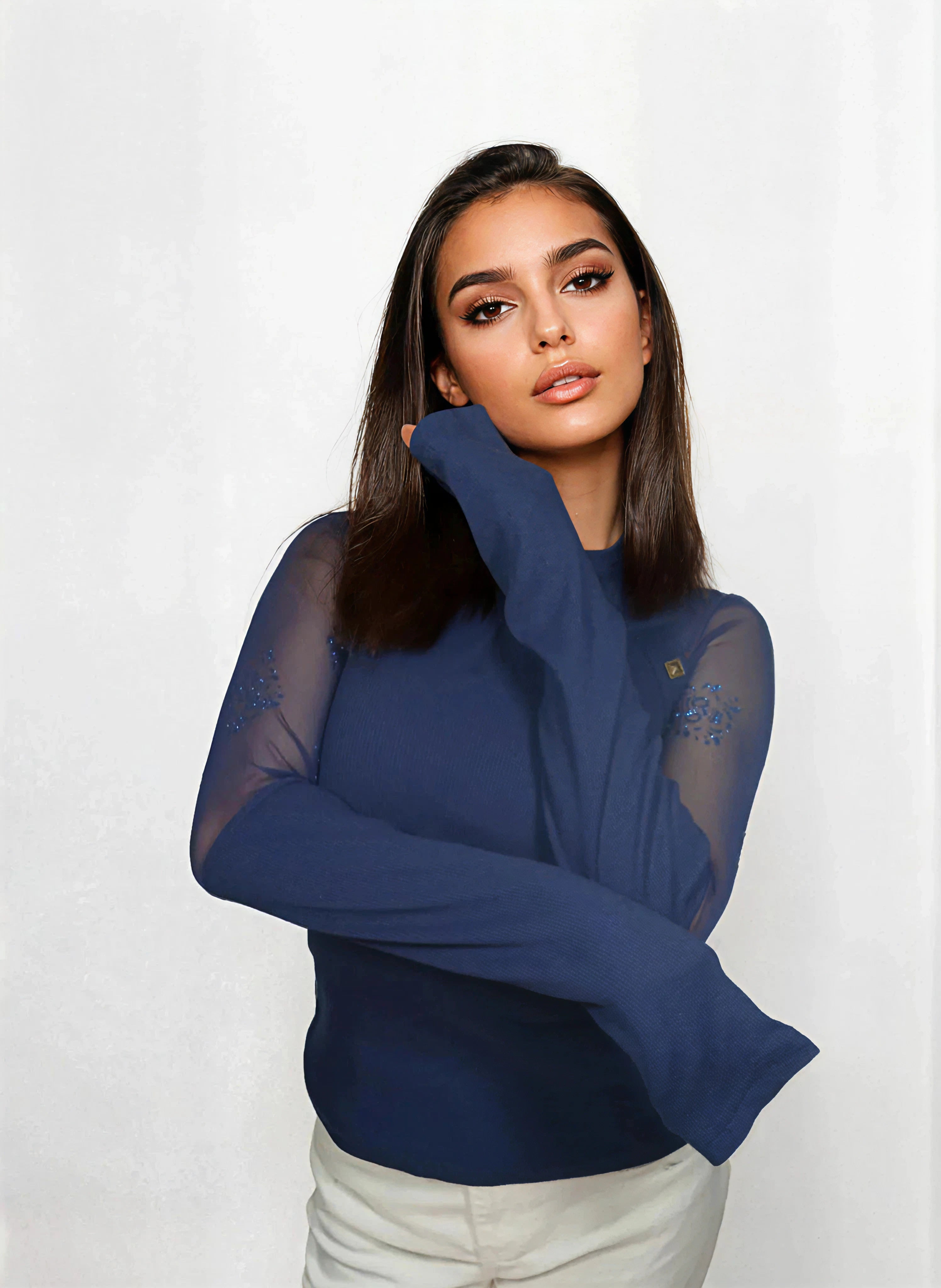 Chandail bleu manches résille transparente