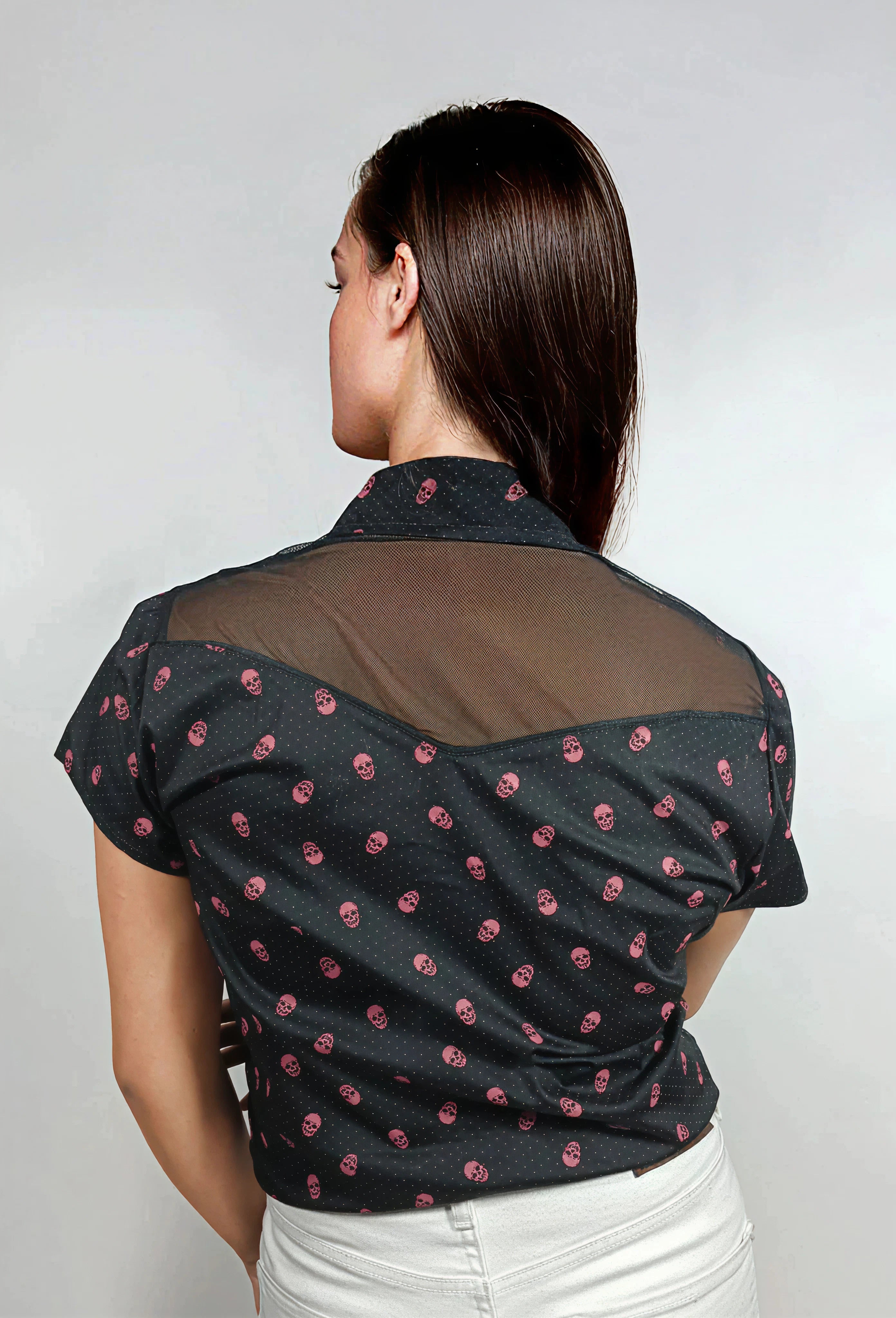 Chemise Noire à Crânes Roses