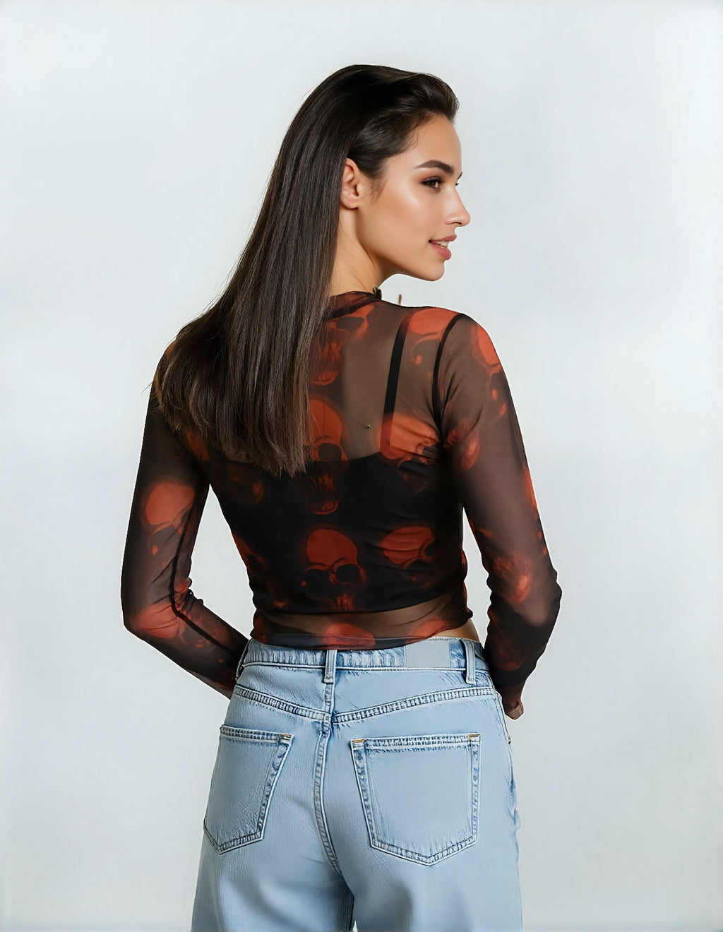 Haut transparent noir à têtes de mort